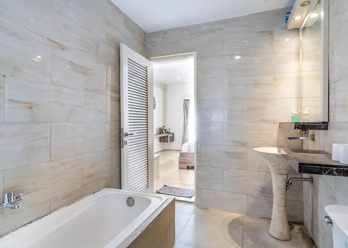 Villa Azure 2 - Private Pool Near Centre *